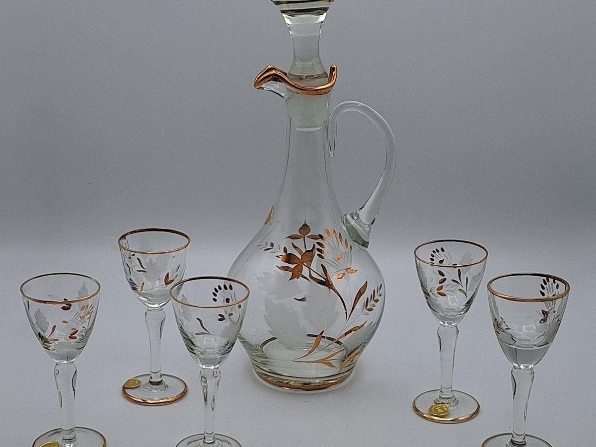 Mid century Romanian etched glass decanter with gold trim and stopper, with five matching cordial glasses